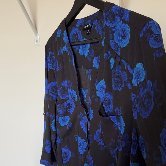 Torrid Black and Blue Rose Blouse Size 0 - Picture 4 of 6